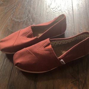 red TOMS